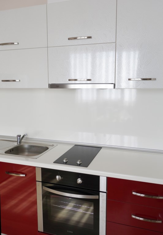 Кухненски мебели - Кухня - Бяло листо гланц, червен постформинг
