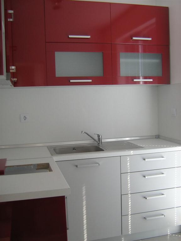 Кухненски мебели - Кухня - Бял гланц и винено червено